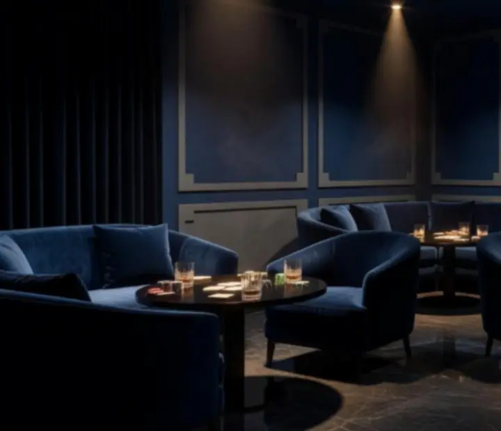 Éjféli hangulatú belső tér a Clubpointcenter kártya lounge részében, bársonyos sötét tónusokkal és halvány fényekkel